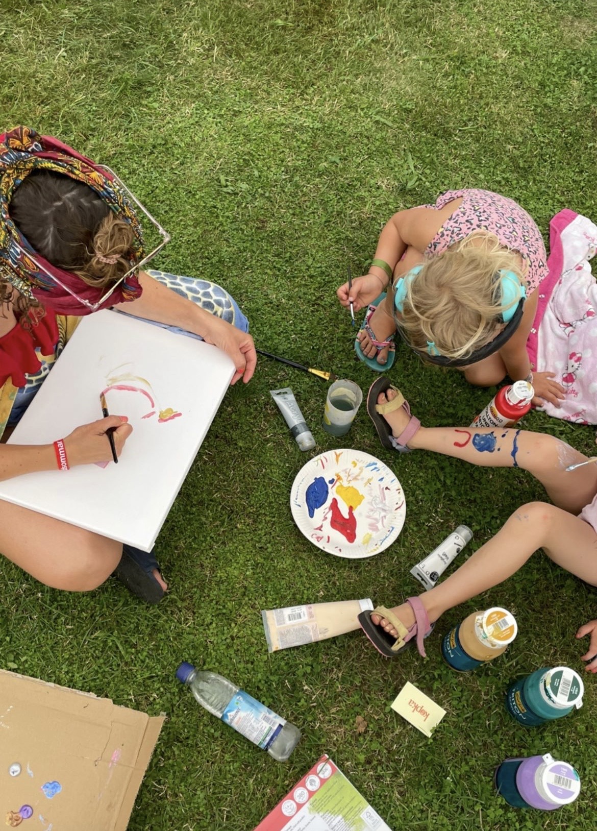 Outdoor painting workshop with kids